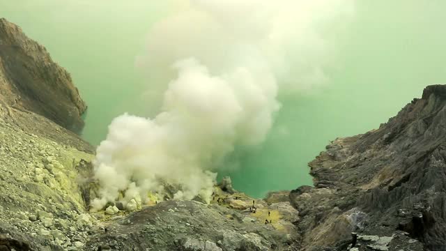 卡瓦伊真火山口湖和有毒的硫磺烟雾视频素材