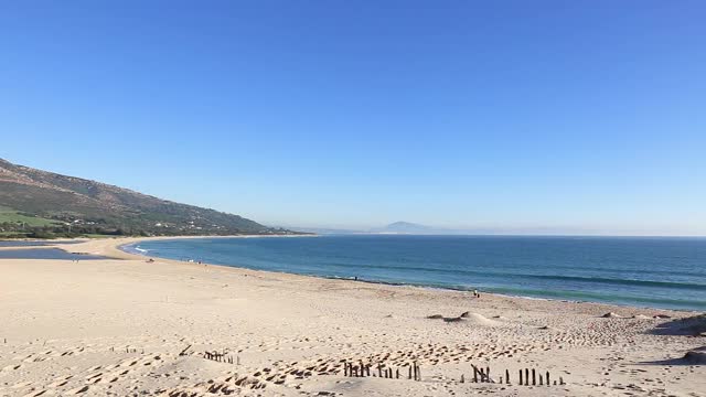 塔里法的风景-加的斯-沙丘在蓬帕洛马海滩。背景中的地中海视频素材