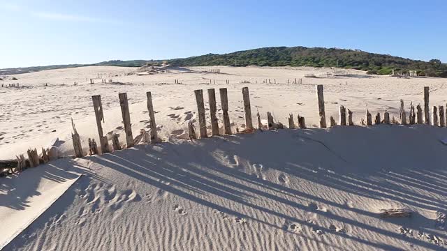 塔里法的风景-加的斯-沙丘在蓬帕洛马海滩。背景中的地中海视频素材