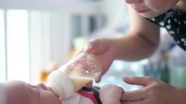 新手妈妈和新生婴儿视频素材