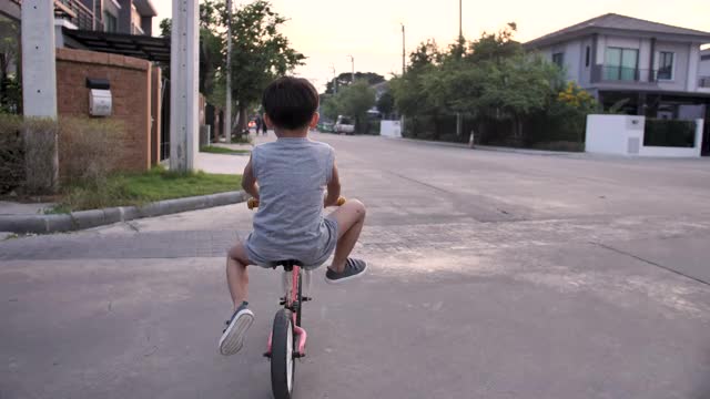 在户外公园骑一辆平衡自行车视频素材