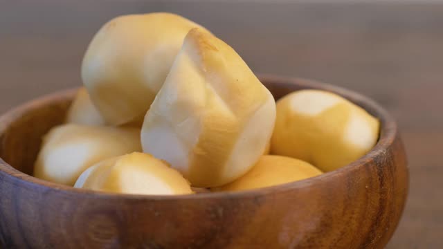 美味的斯卡莫扎奶酪放在木碗里视频素材
