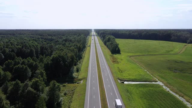 卡车司机与拖车携带货物在高速城际公路鸟瞰图视频素材