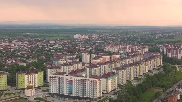 乌克兰Ivano-Frankivsk市住宅区的鸟瞰图，公寓楼和街道。视频素材