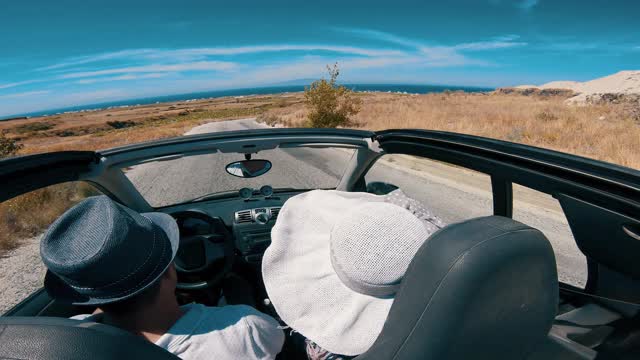 生活方式的夫妇驾驶敞篷车公路旅行，圣托里尼岛，希腊视频素材