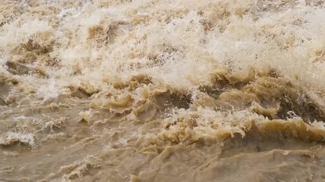 春季暴雨期间，河水浑浊，河水浑黄。视频素材