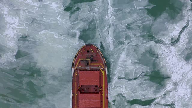 空中的史诗巨大的钢船破冰的船头船和漂浮在大浮冰。在冻结的航道中维持航行。自航专用船红船。视频素材