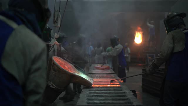 金属工业工作-浇注熔融金属视频素材