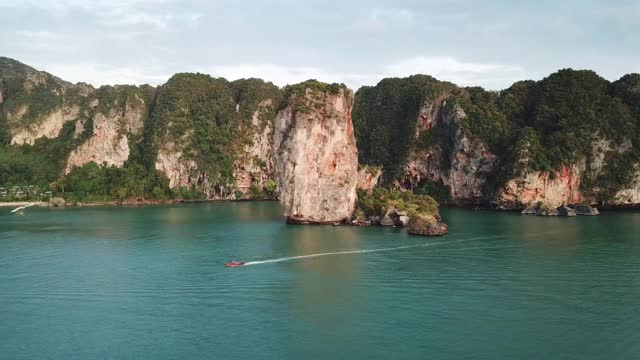 岩石和岛屿之间的海滩，泰国视频素材