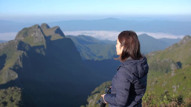 一个女人在山顶上拍照视频素材