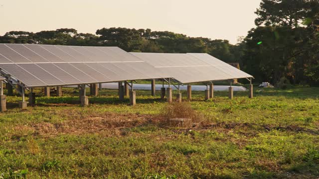 太阳能发电厂的太阳能电池板视频素材