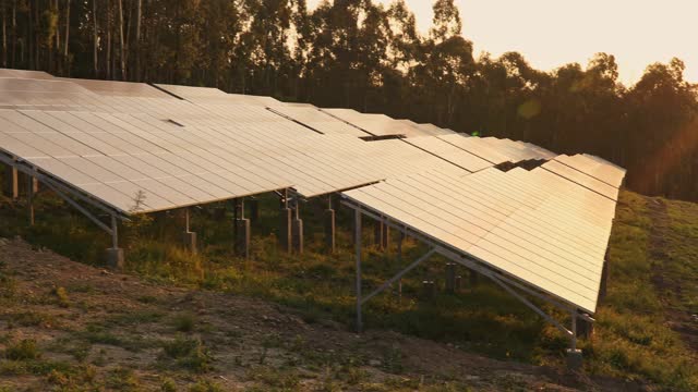 太阳能发电厂的太阳能电池板视频素材