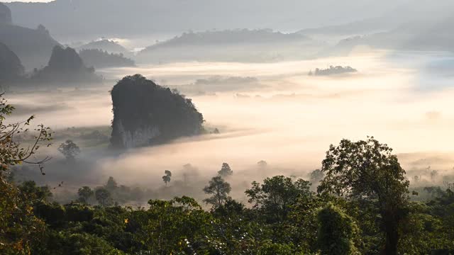 在泰国法尧省的普龙卡森林公园，石灰岩山被雾覆盖的美丽镜头视频。视频素材