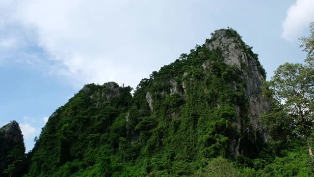 无人机俯瞰泰国彭世洛Noen Maprang区Ban mung的石灰岩山脉视频素材