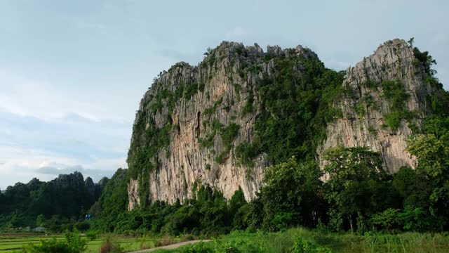 无人机俯瞰泰国彭世洛Noen Maprang区Ban mung的石灰岩山脉视频素材