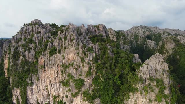 无人机俯瞰泰国彭世洛Noen Maprang区Ban mung的石灰岩山脉视频素材