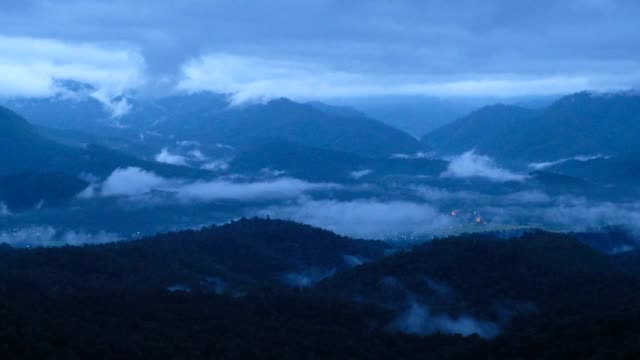 在日出之前，有雾的绿化雨林山脉和丘陵的景观图像视频素材