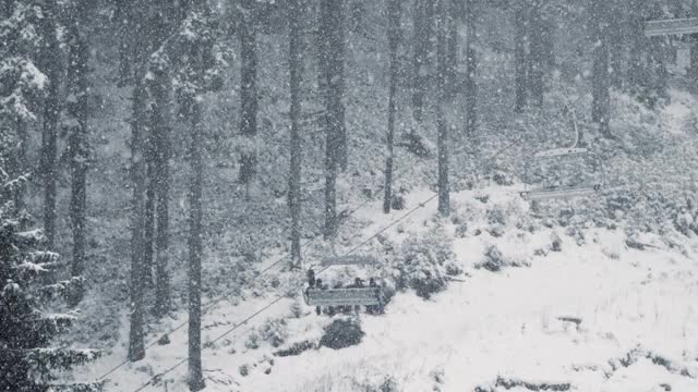 滑雪缆车和降雪，低能见度和雾视频素材