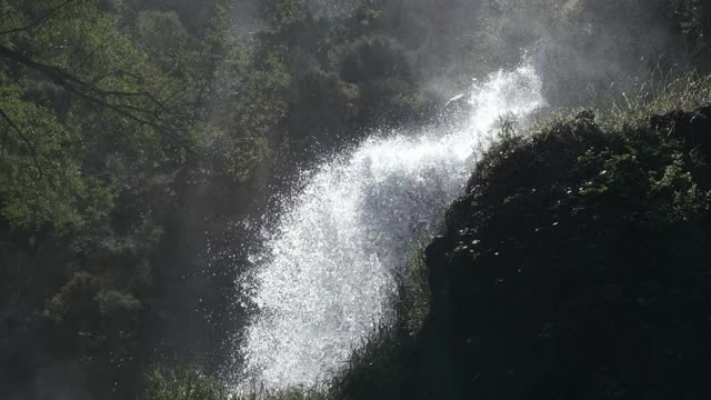 西班牙格拉纳达，Ruta los Bolos, Durcal河上的瀑布视频素材