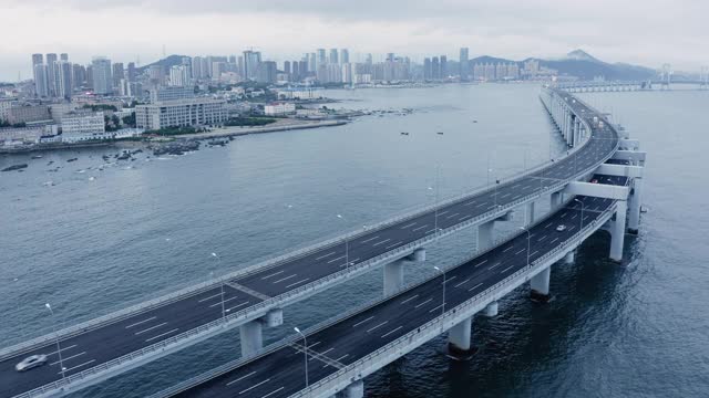 以城市景观为背景的跨海大桥空城道路视频素材