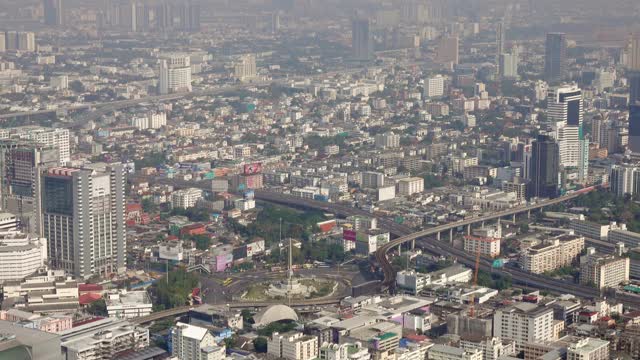 鸟瞰图曼谷的道路和摩天大楼视频素材