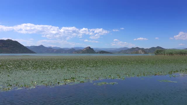 从著名的斯卡达湖上移动的小船上看到的景色视频素材