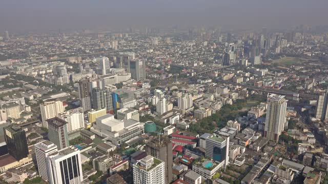 鸟瞰图曼谷的道路和摩天大楼视频素材