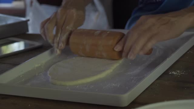 妇女在家里做馕饼视频素材