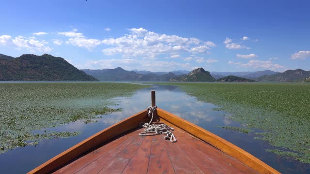 在黑山著名的斯卡达湖上划船视频素材