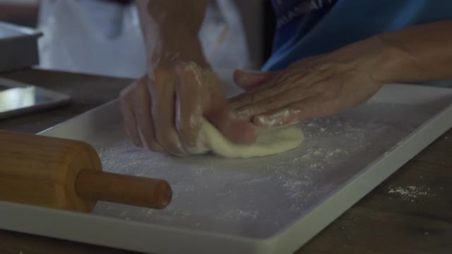 妇女在家里做馕饼视频素材