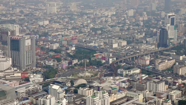 鸟瞰图曼谷的道路和摩天大楼视频素材