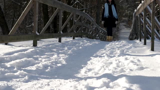 女孩在雪地上行走。视频素材