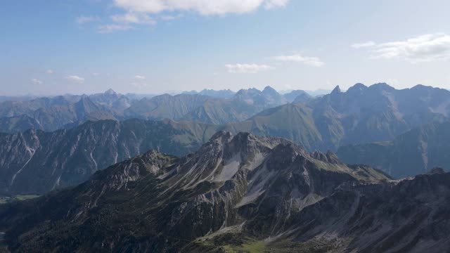 奥地利Kleinwalsertal山的全景-无人机4K视频视频素材