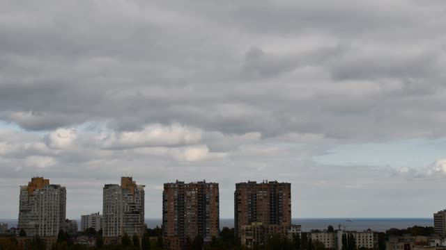 云景时间流逝在城市天际线附近的海滨视频素材