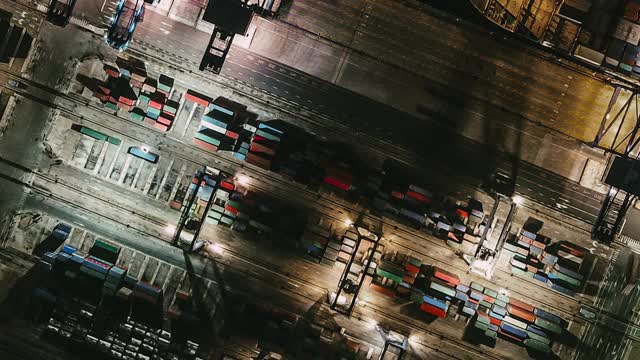 繁忙港口夜间航班图视频素材