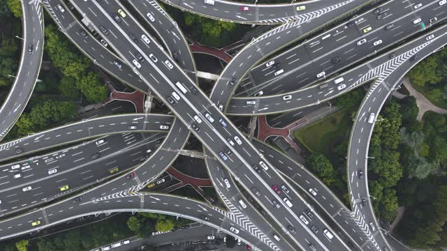 繁忙道路交叉口鸟瞰图视频素材