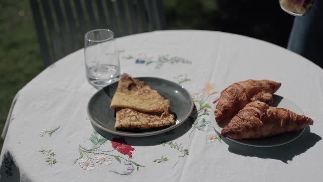 准备法式早餐视频素材