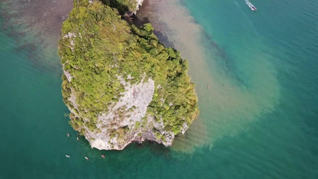 泰国岩石间的Pranang海滩视频素材