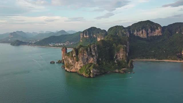 空中热带绿松石礁湖海滩岩石视频素材