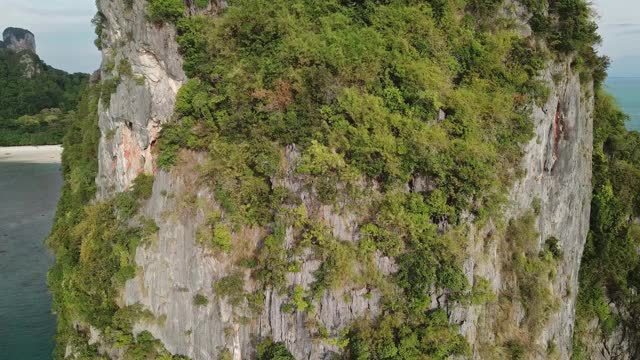 泰国岩石间的Pranang海滩视频素材