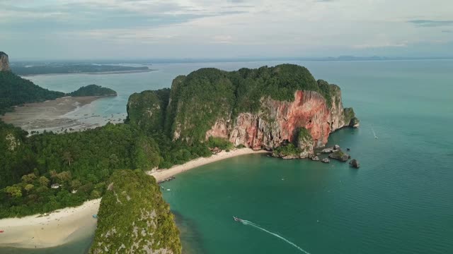 泰国岩石间的Pranang海滩视频素材