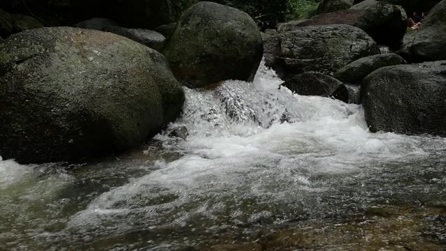 慢墨溪流经泰国苏梅岛的岩石，欣拉德瀑布视频素材