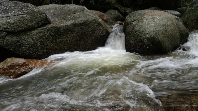 靠近在泰国苏梅岛流过岩石的小河，欣拉德瀑布视频素材