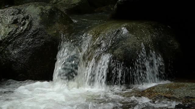 慢墨溪流经泰国苏梅岛的岩石，欣拉德瀑布视频素材