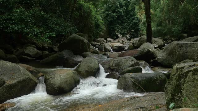 流经泰国苏梅岛岩石的小河，欣拉德瀑布视频素材