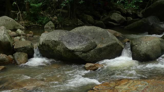 流经泰国苏梅岛岩石的小河，欣拉德瀑布视频素材