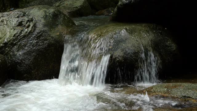 流经泰国苏梅岛岩石的小河，欣拉德瀑布视频素材