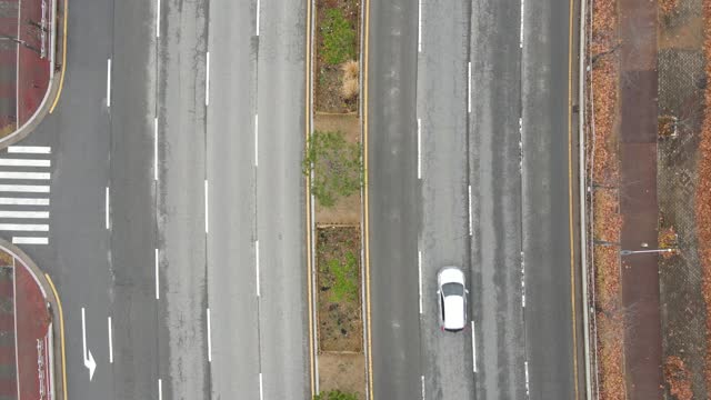 汽车在城市道路上的运动，鸟瞰图。视频素材