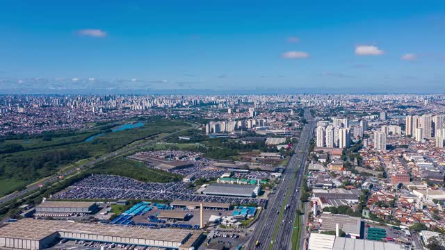 Presidente南美洲公路。Guarulhos Estrada城市周围连接着São Paulo和里约热内卢de Janeiro，巴西，从上面看，Hyperlapse with forward movement视频素材