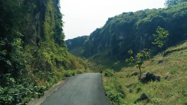 这条路把小山分成两半视频素材